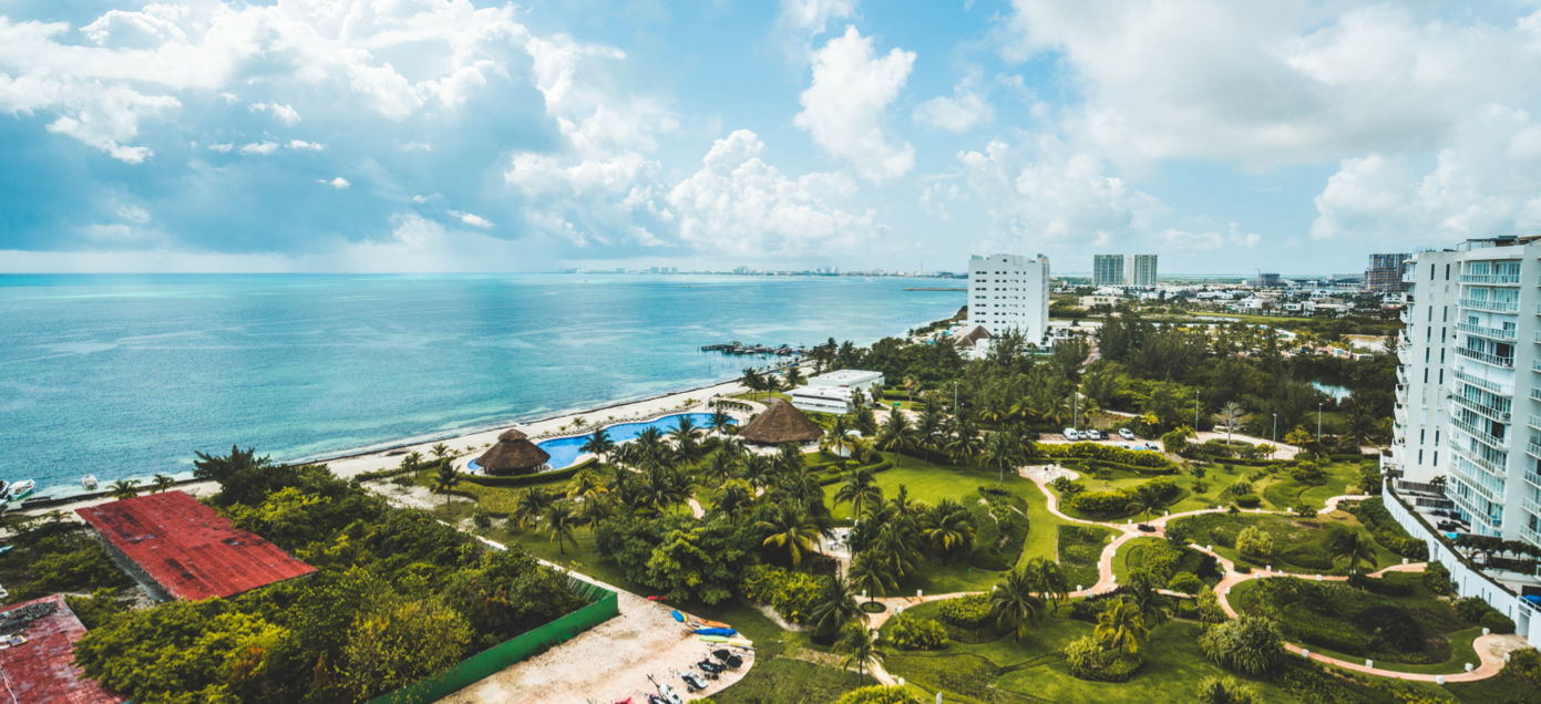 Vista aérea de una ciudad de playa con edificios